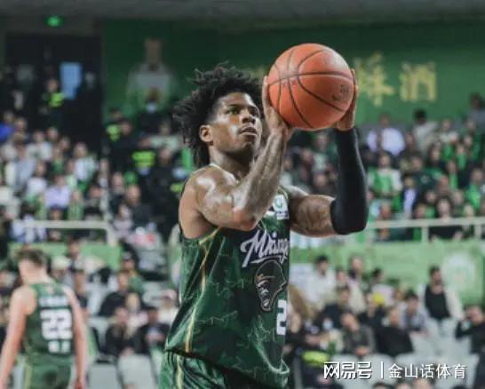 平分秋色：足球赛场上角逐白热化的简单介绍